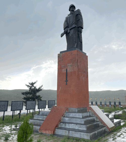 с. Сарнабюр. Памятники погибшим односельчанам.