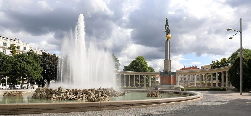 Общий вид на фонтан и мемориал.