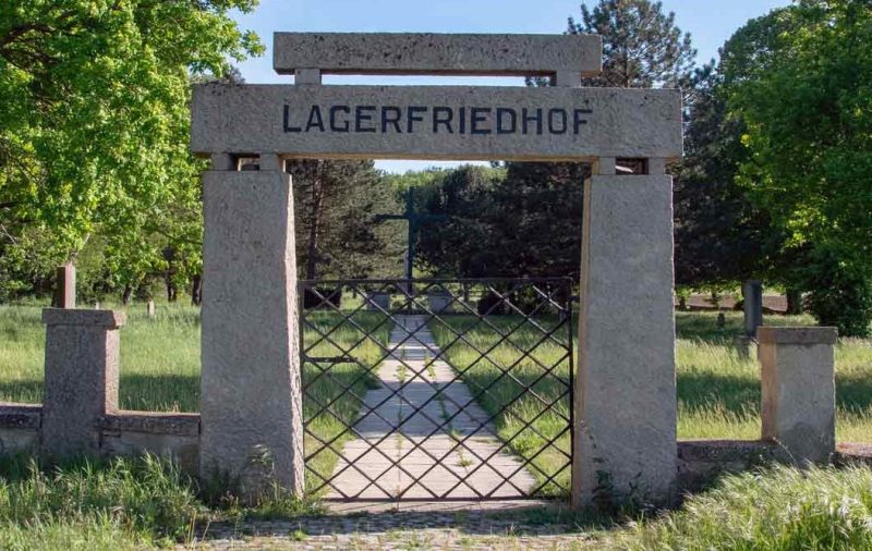 Зоммерайн. Братские могилы лагеря Кайзерштайнбрух, где захоронено 9582 советских военнопленных.