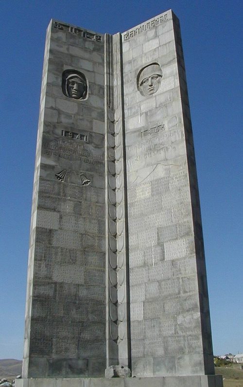 с. Цовагюх. Обелиск в честь погибших односельчан.