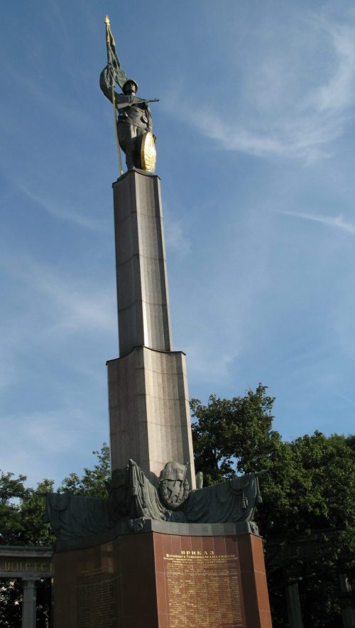 Скульптура на мемориале.