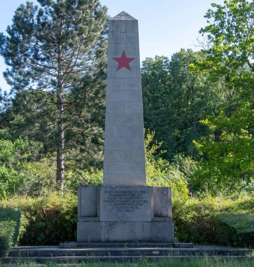 Зоммерайн. Братские могилы лагеря Кайзерштайнбрух, где захоронено 9582 советских военнопленных.