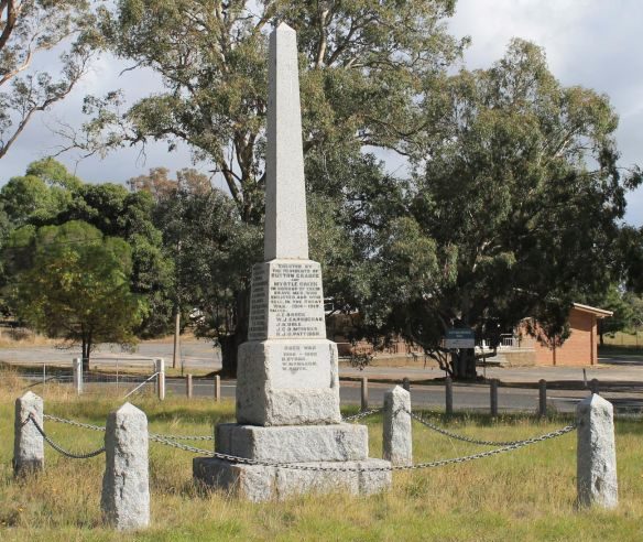 г. Саттон-Грейндж. Военный мемориал.