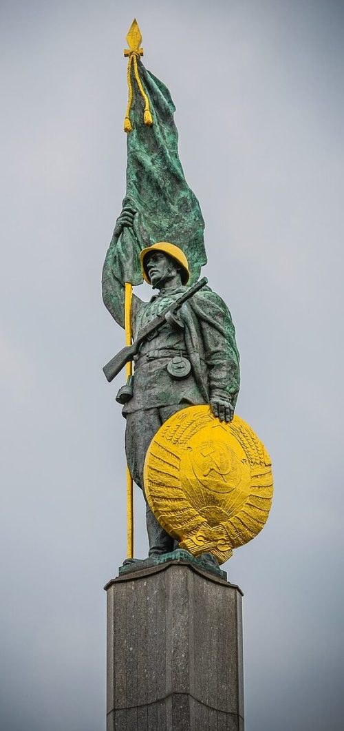 Скульптура на мемориале.