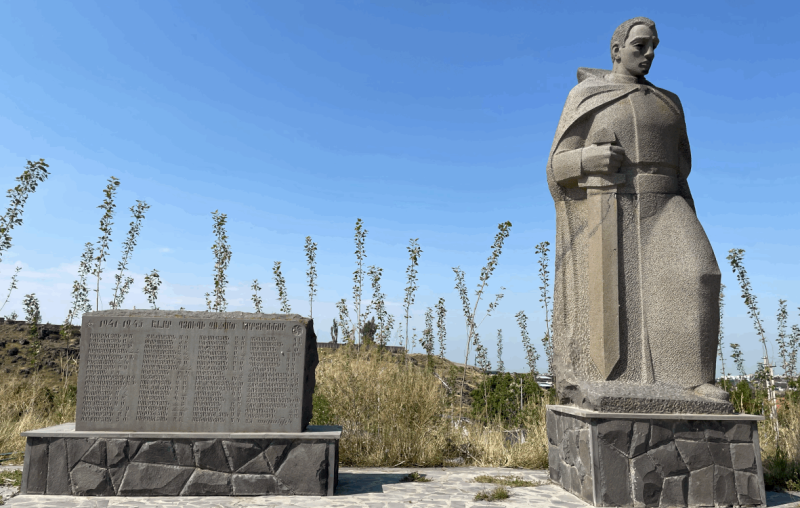 г. Абовян. Памятник погибшим землякам.