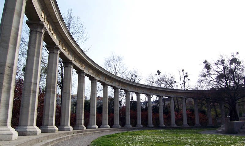 Колоннада мемориала.