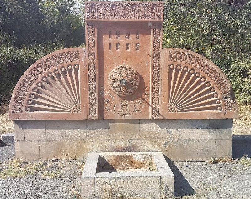 г. Егвард. Памятник погибшим землякам.