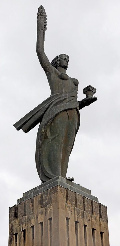 г. Гюмри. Статуя Матери Армении, посвящена 30-летию Победы.
