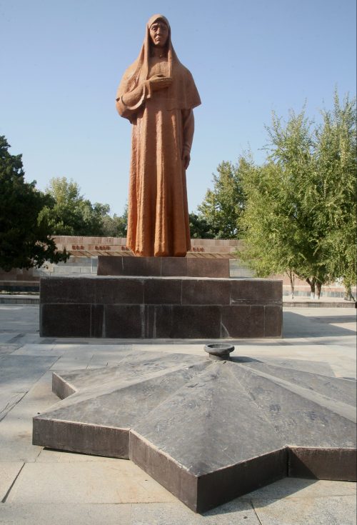 г. Янгиер. Памятник Скорбящей матери.