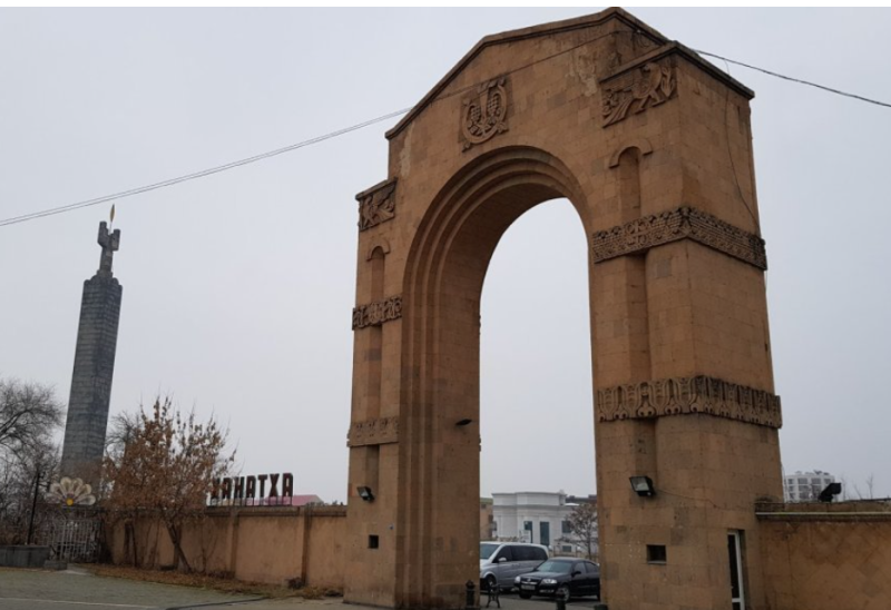 Арка входа в Парк Победы.