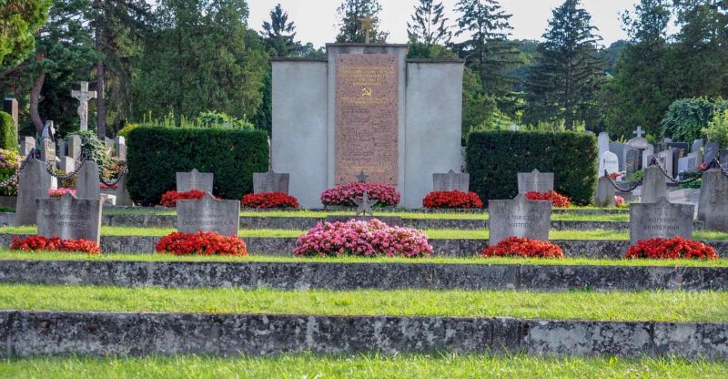 Клостернойбург. Братские и индивидуальные могилы на общинном кладбище.