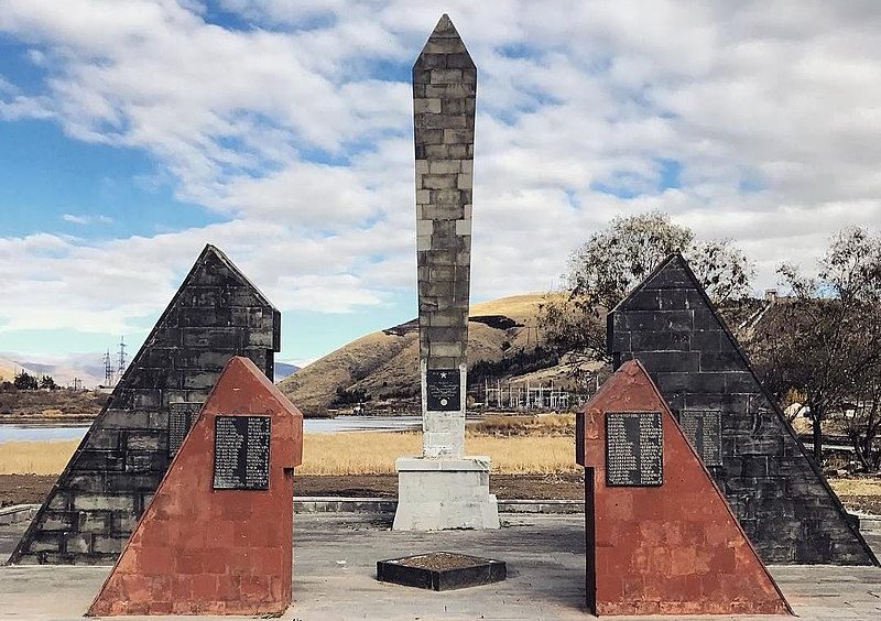 г. Раздан. Памятники погибшим советским воинам. 