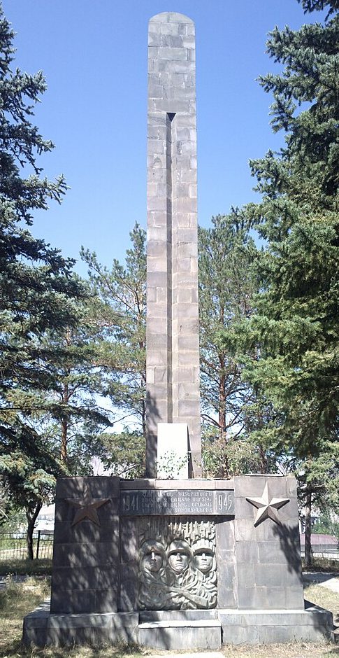 г. Раздан. Памятники погибшим советским воинам. 