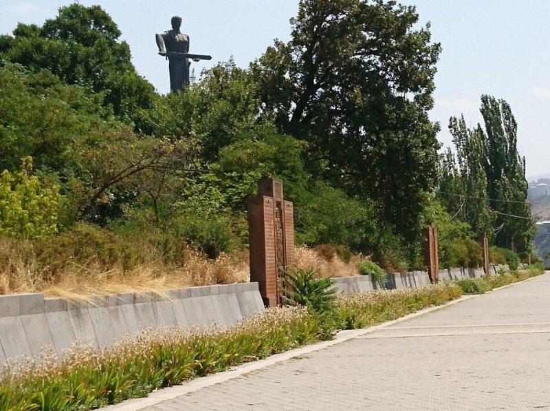 Главная аллея парка.