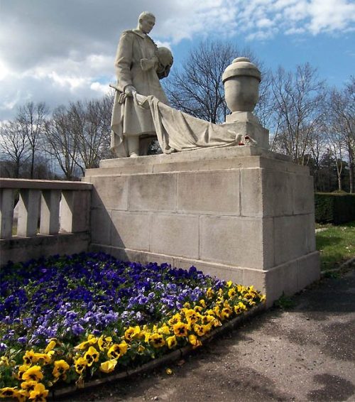 Скульптура у входа.