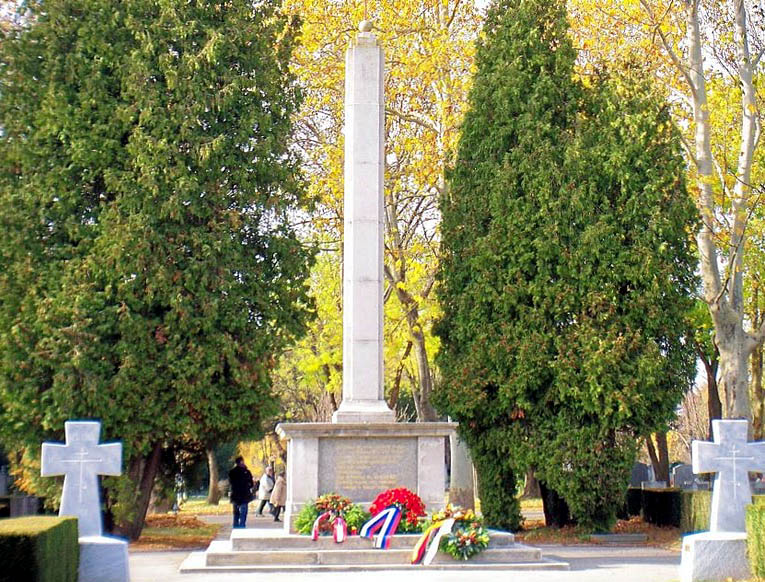 Памятник на мемориале с крестами. 