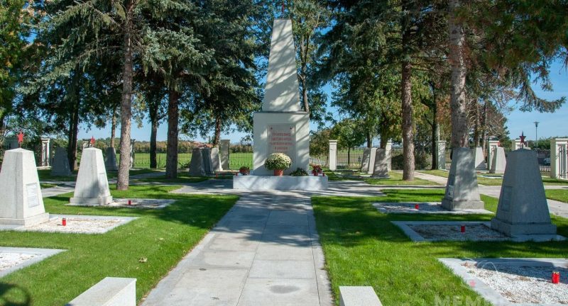 Братские и индивидуальные могилы