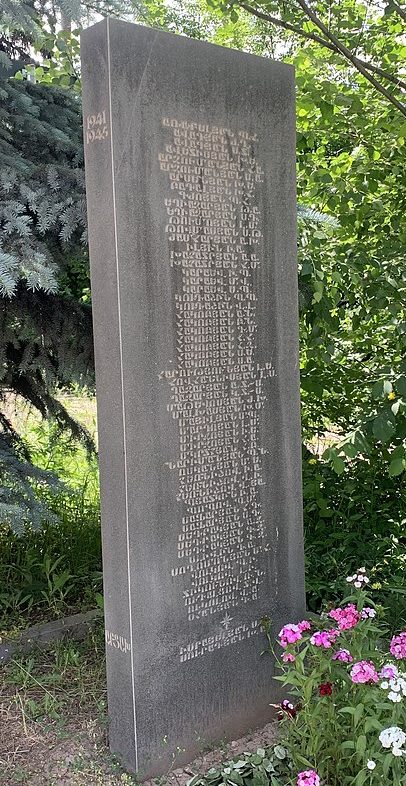 г. Цахкадор. Памятники погибшим землякам. 