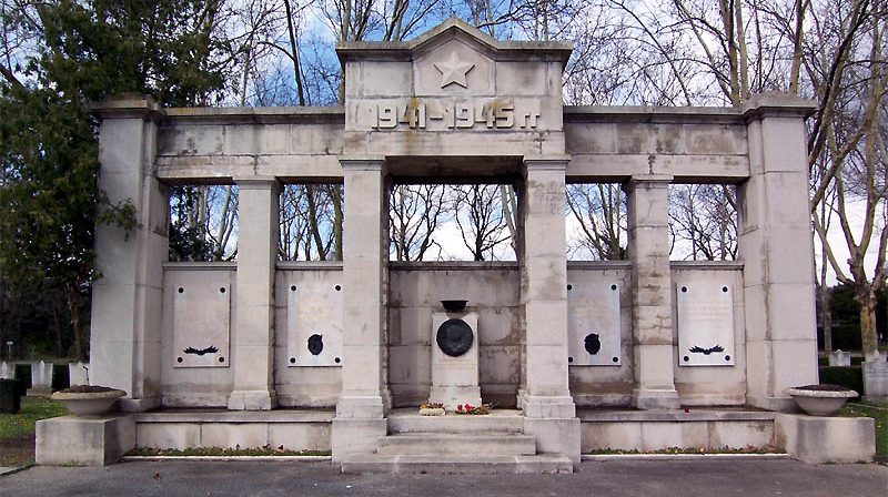 Архитектурная группа на мемориале.