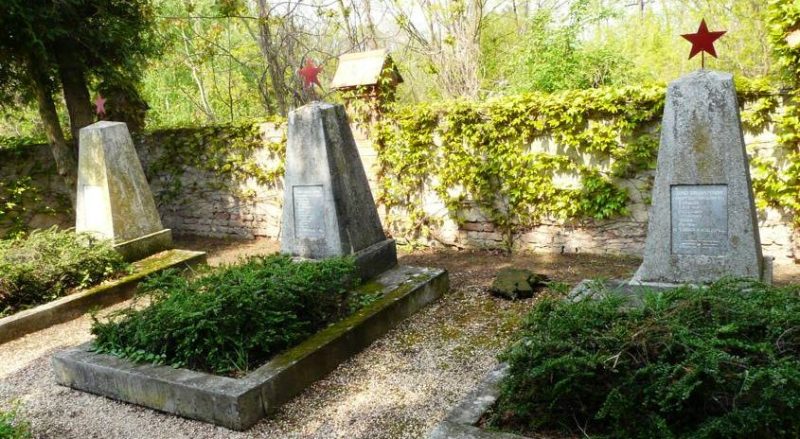 Братские и индивидуальные могилы