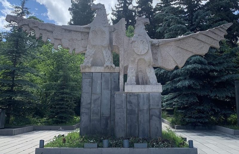 г. Цахкадор. Памятники погибшим землякам.