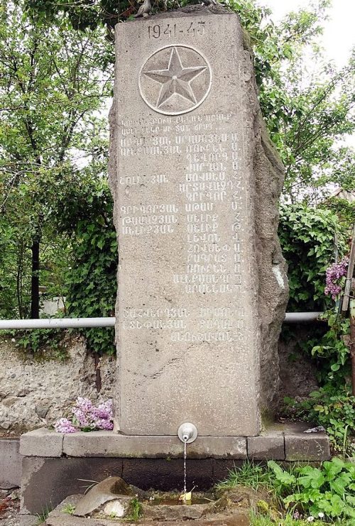 с. Амож. Памятник погибшим односельчанам.