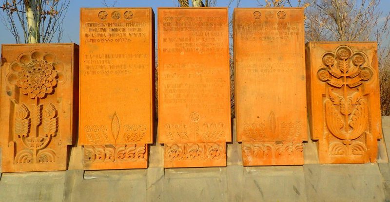 Памятник героям Великой Отечественной войны выполненный в стиле хачкаров.