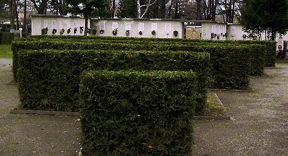 Воинское захоронение на кладбище Штаммерсдорф, где похоронено 106 советских воинов.