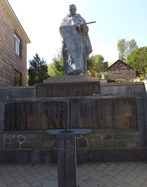 с. Аревашох. Памятник погибшим советским воинам.