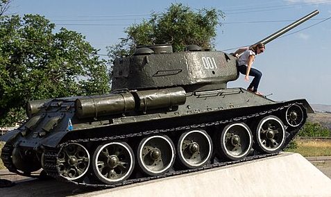 Танк т-34 в парке.