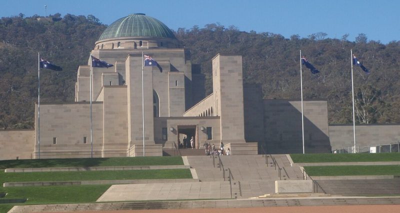 Вход в Австралийский военный мемориал.