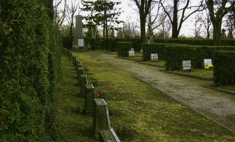 Воинское захоронение на кладбище Штаммерсдорф, где похоронено 106 советских воинов.