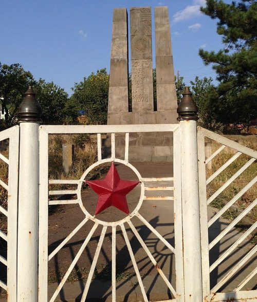 с. Аревацаг. Памятник погибшим землякам.