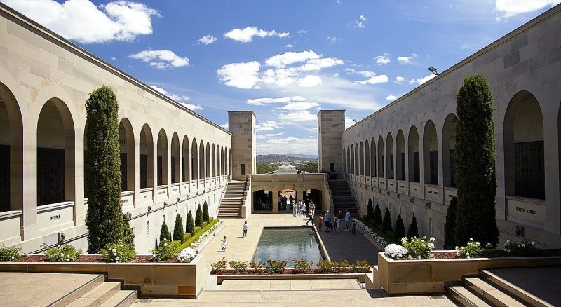 Двор Австралийского военного мемориала.