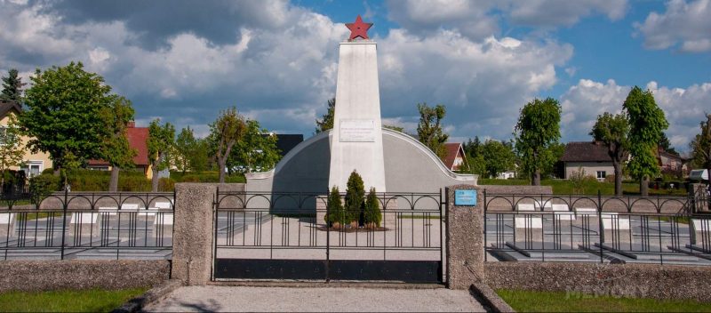 Леоберсдорф. Братские и индивидуальные могилы на советском воинском захоронении.