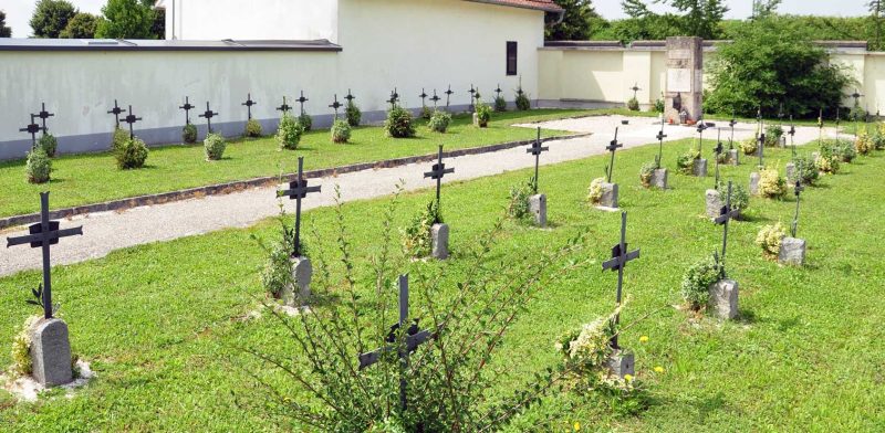 г. Ансфельден. Интернациональная братская могила, в которой захоронено в 1945 году 75 военнопленных, в т.ч. 13 известных.