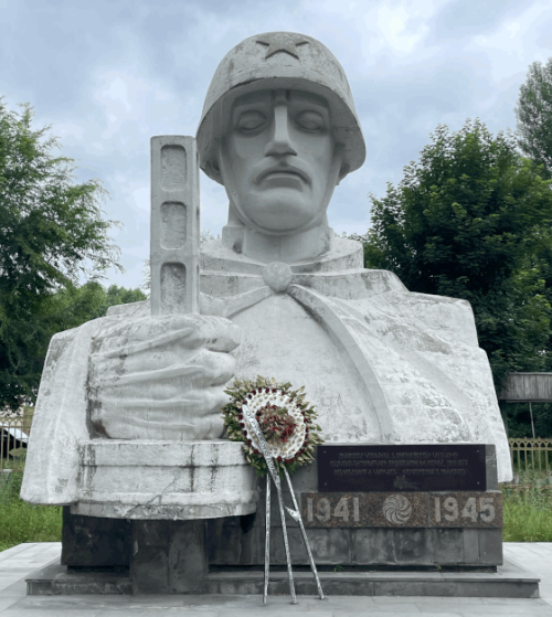 г. Ванадзор. Памятники погибшим советским воинам.