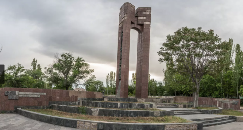 г. Ереван. Памятник, посвященный 40-летней годовщине Второй Мировой войны.