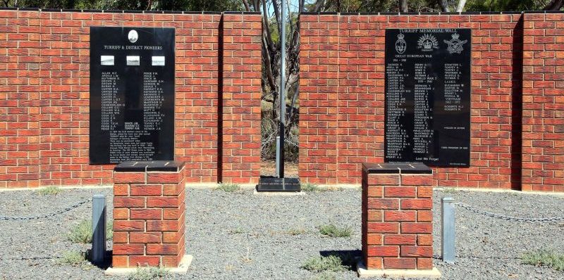 г. Таррифф. Мемориальная стена.