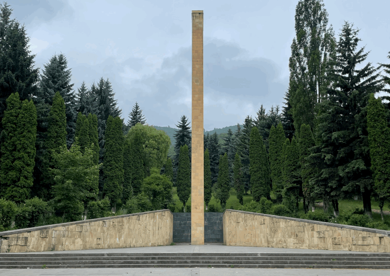 г. Ванадзор. Памятники погибшим советским воинам.