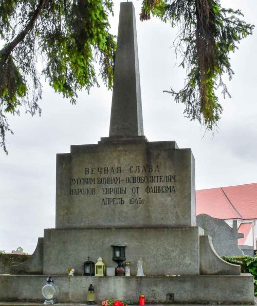 Маннерсдорф-Ам-Ляйтагебирге. Братская могила 127 советских воинов на общинном кладбище.