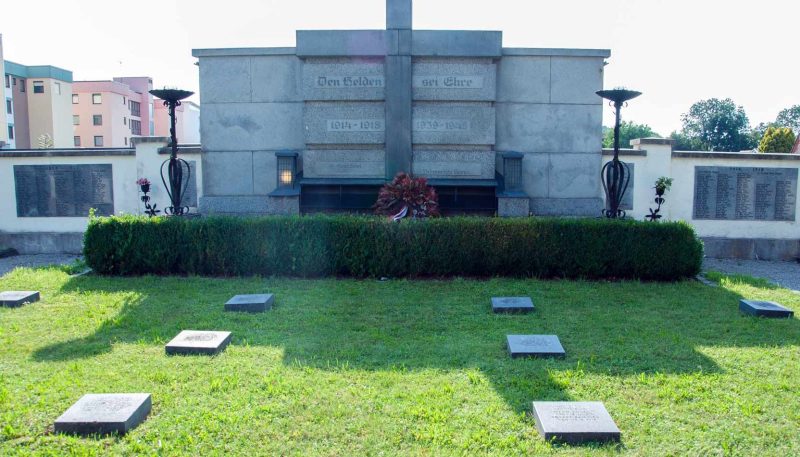 г. Бад-Халль. Интернациональная братская могила при входе на городское кладбище, где похоронено 12 человек.
