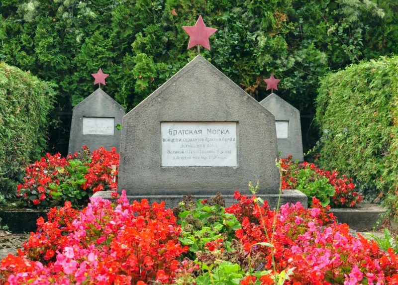 Мария-Энцерсдорф-Ам-Гебирге. Братские могилы на общинном кладбище