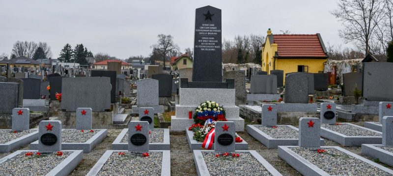 Мархегг. Братские и индивидуальные могилы на общинном кладбище.