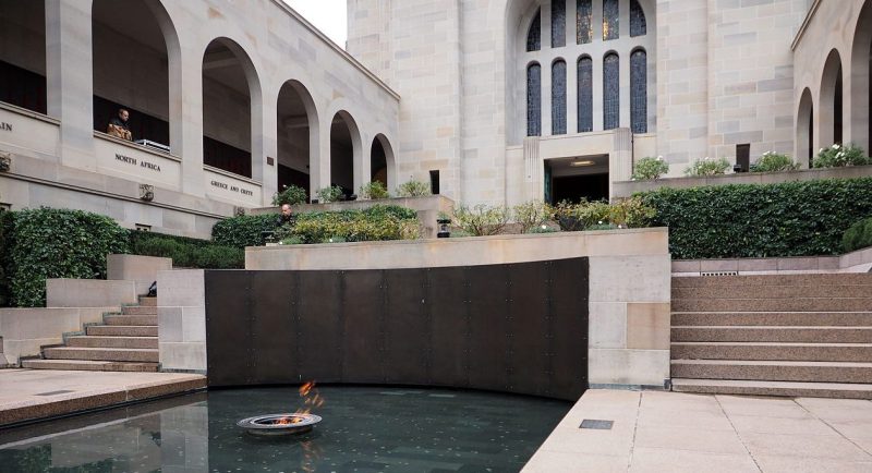 Вечный огонь у Австралийского военного мемориала.