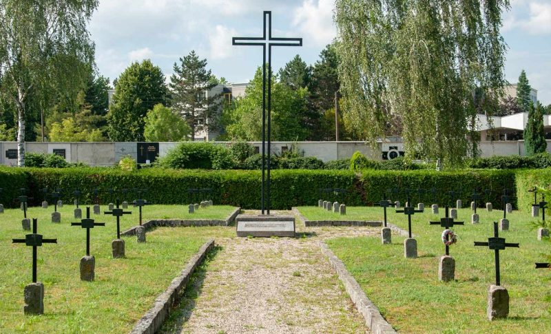 Вельс. Братские и индивидуальные могилы советских граждан на городском кладбище.