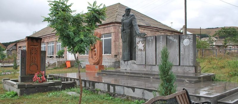 с. Лернаовит. Памятник погибшим воинам-землякам.