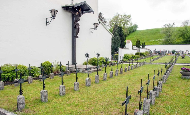 Гмуден. Индивидуальные и братские могилы на интернациональном воинском участке городского кладбища.