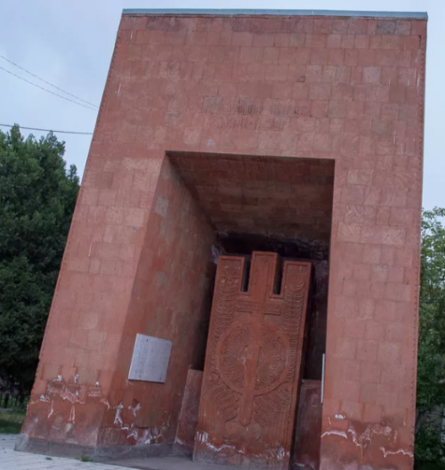 г. Ереван. Памятник, посвященный погибшим во время войны канакерцам.