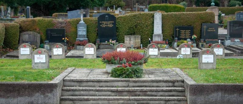 Медлинг. Братские и индивидуальные могилы на общинном кладбище.